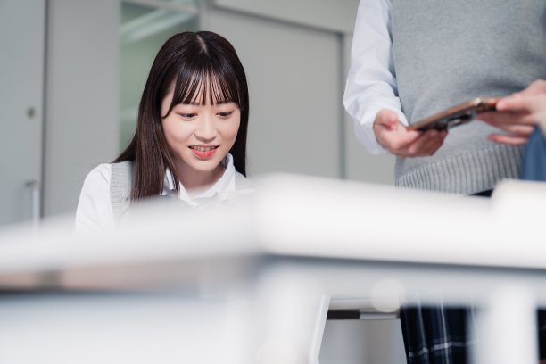 高中女生在教室里打电话图片下载