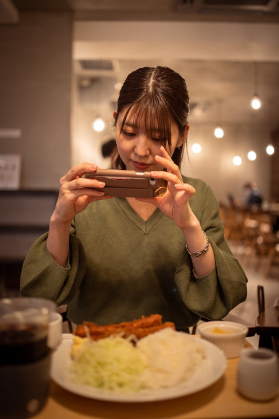 年轻女子在咖啡馆拍摄午餐照片图片下载
