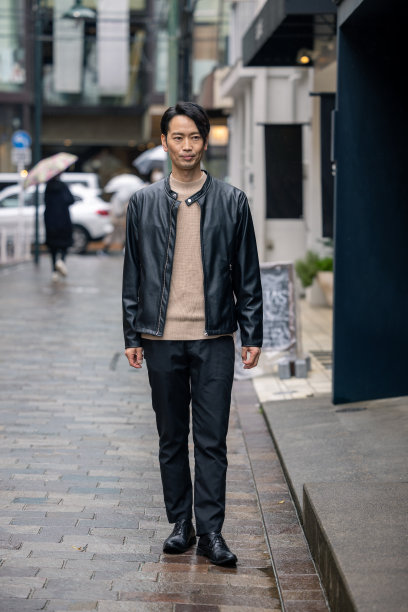 穿着皮夹克的日本人走在城市里图片下载