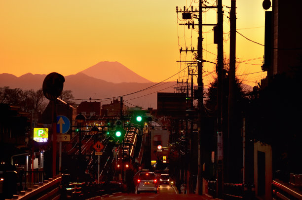 从东京世田谷大田站看富士山的夜景图片下载