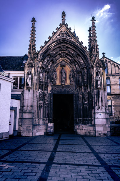 通往马斯特里赫特教堂的大门图片下载