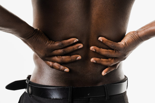 脊柱侧弯是肌肉发达的非裔美国人脊柱的侧弯。风湿病和关节炎。Rachiocampsis bachache和脖子疼痛的赤膊非洲男子在白色背景。图片下载