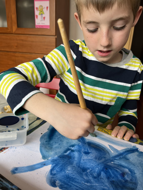 孩子们在家里画画，做工艺品。图片下载