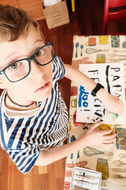 孩子们在家里画画，做工艺品。图片下载