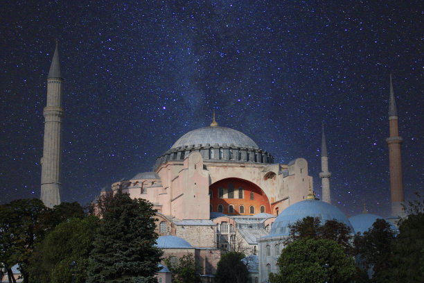 满天星斗的夜空中，有一座巨大的建筑和一个蓝色的圆顶，上面写着“伊斯坦布尔”。圣索菲亚清真寺图片下载