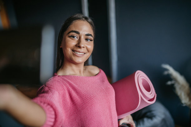 年轻漂亮的女人在自拍图片下载