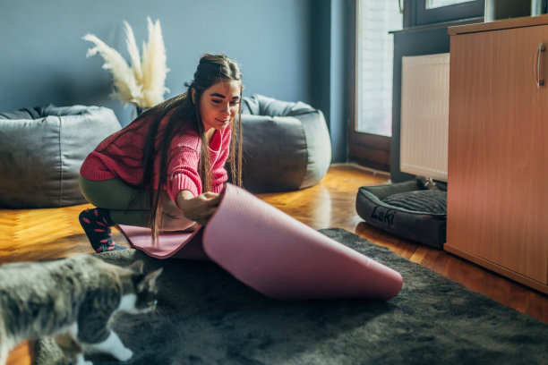 年轻漂亮的女人正准备在家训练图片下载