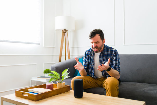 心烦意乱的人对科技感到愤怒图片下载