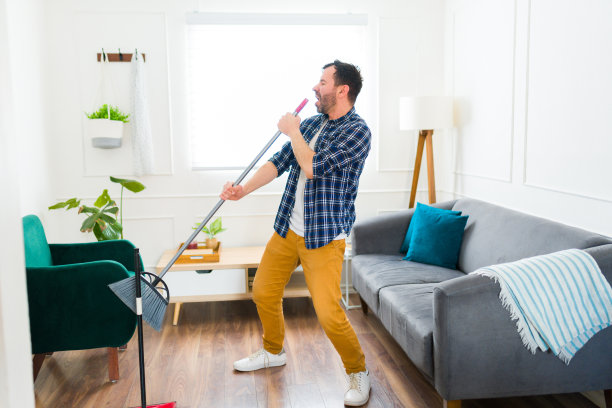 快乐的白人男子正在扫地图片下载