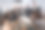 一群混合种族的商人或工程师在工作场所开会讨论。图片下载