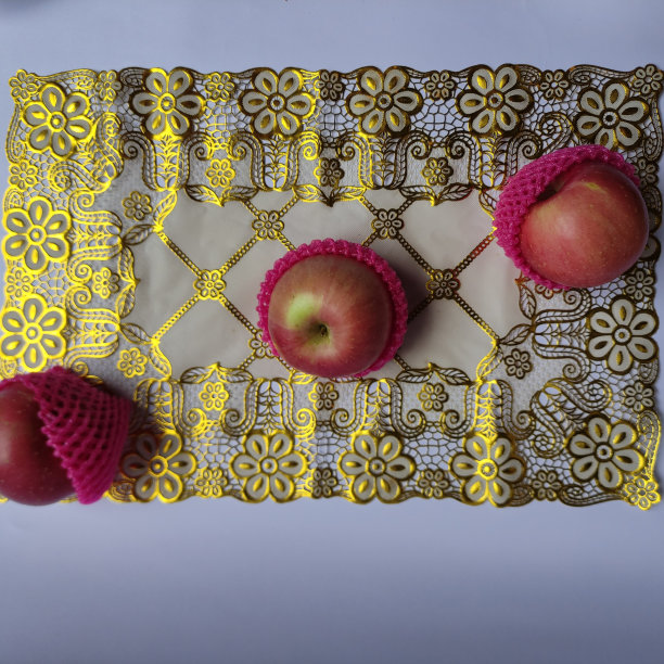 一些新鲜的红苹果在白色的草地上。图片下载