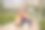 亚洲穆斯林妇女坐在竹桥上图片下载