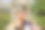亚洲穆斯林妇女坐在竹桥上图片下载