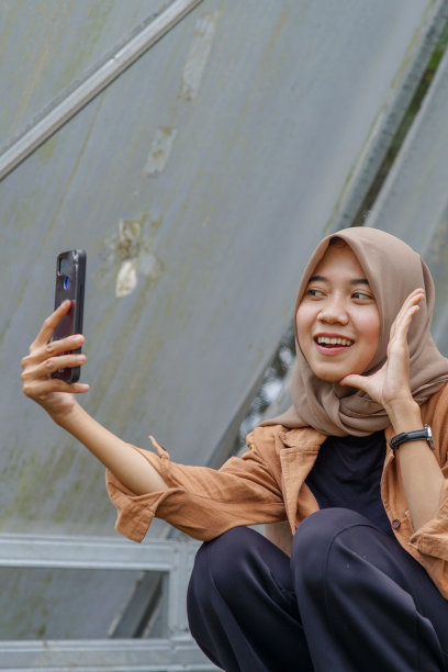 亚洲穆斯林头巾妇女做视频电话与朋友图片下载