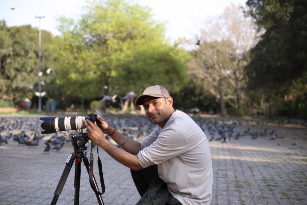摄影师与相机和三脚架图片下载