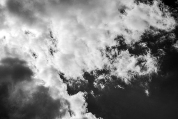 天空和乌云，黑白照片，黑色可怕的大云，图片下载