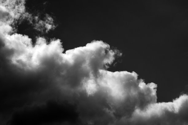 天空和乌云，黑白照片，黑色可怕的大云，图片下载