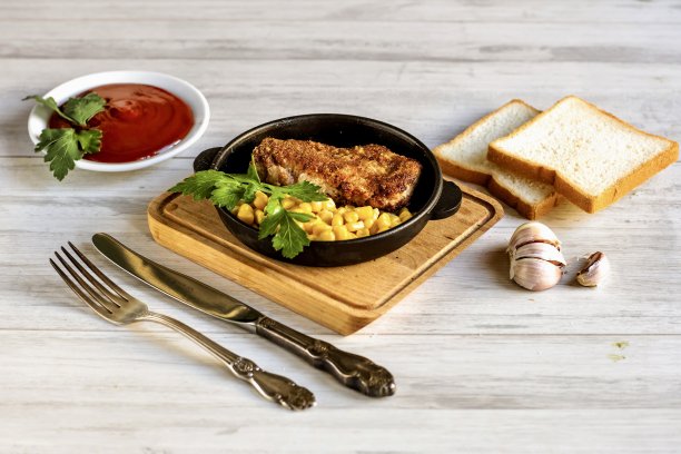 裹着面包屑的猪排。图片下载