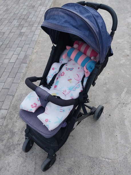 深蓝色和黑色婴儿车舒适的床垫图片下载