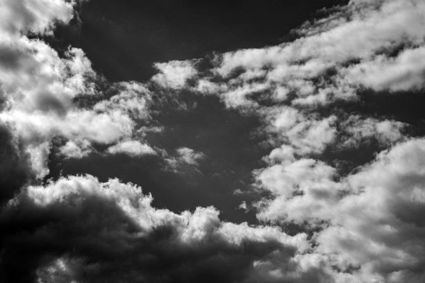 天空和乌云，黑白照片，黑色可怕的大云，图片下载