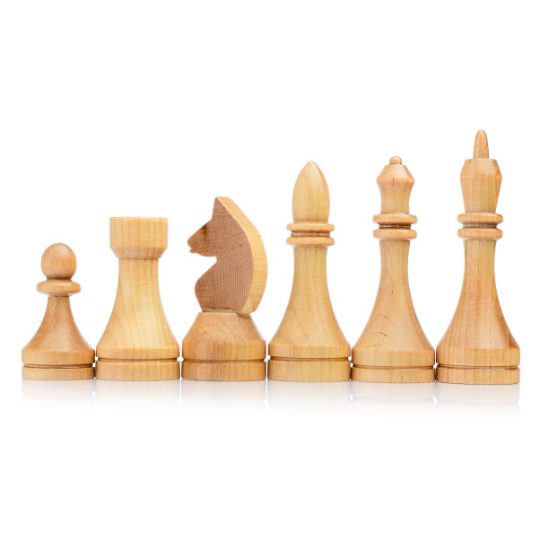 白色背景上孤立的木制棋子。国王，王后，主教，骑士，车和兵是轻队。战略，成功，管理，商业计划，战术，政策概念图片下载