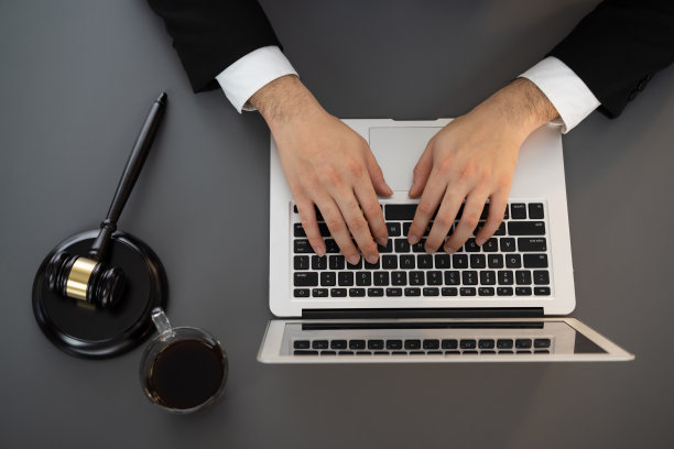 顶视图律师在他的桌子上工作与笔记本电脑在律师事务所。平衡图片下载