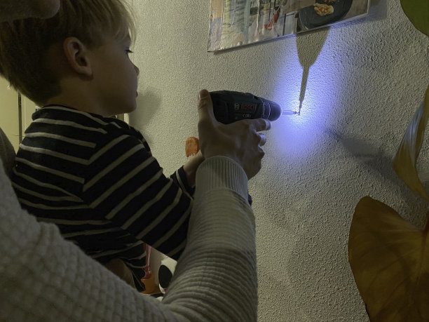 男孩帮爸爸钻井图片下载