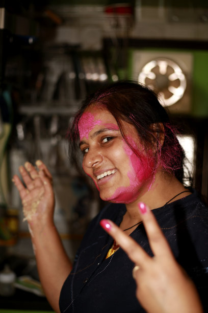 年轻女子庆祝胡里节的肖像图片下载