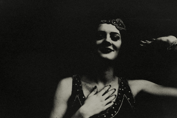 年轻的跳舞女人。图片下载