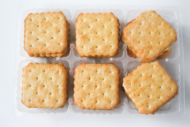 一些饼干和容器的特写，孤立在白色背景上图片下载