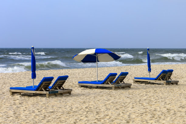 沙滩上蓝白相间的躺椅图片下载
