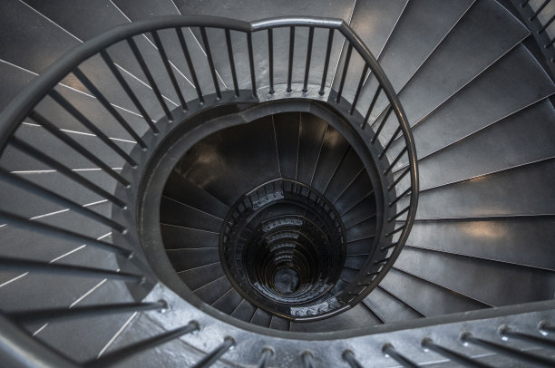 在现代建筑中，金属楼梯螺旋向下图片下载