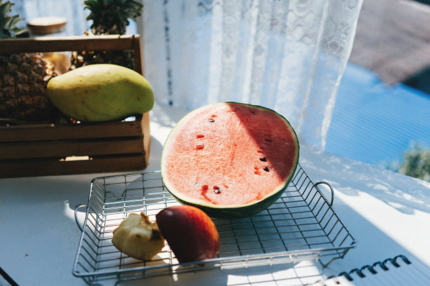 西瓜片放在白色的桌子上图片下载