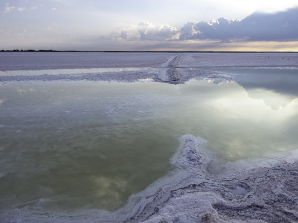 日出时的盐湖倒影图片下载