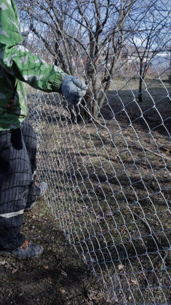 一名男子在这片土地上铺上了镀锌网图片下载