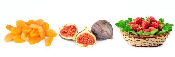 杏干，无花果果和草莓分离在白色上。文本的空闲空间。拼贴画。宽的照片。图片下载