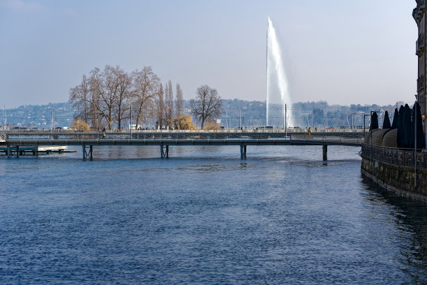 风景如画的河流与汽车桥在背景在瑞士镇。图片下载