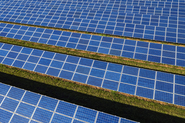 蓝色太阳能电池板，鸟瞰图图片下载