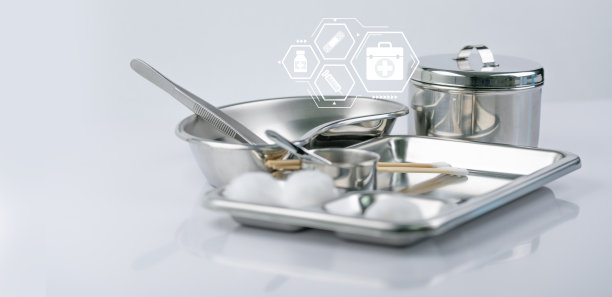 伤口护理敷料套装。医疗供应。医院为护士配备的伤口护理设备。不锈钢板、镊子、棉签、棉球。伤口护理和药物注射的医疗设备。图片下载