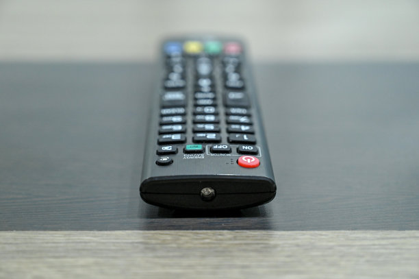 近距离观察桌子上的遥控器图片下载