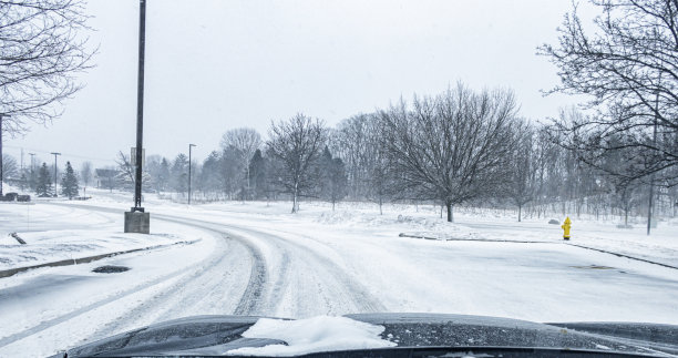 商场停车场滑滑的冬季雪曲线图片下载