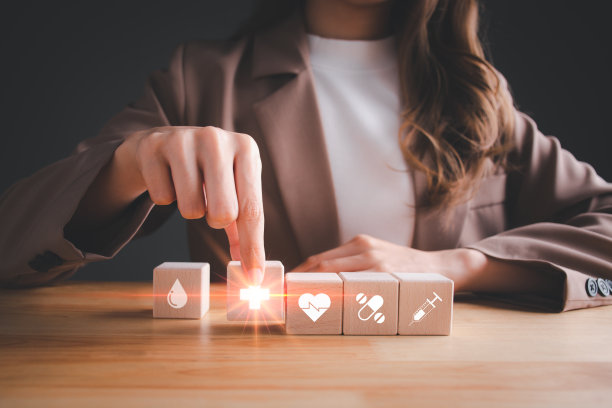 女商人在木块上选择了一个表情符号图标医疗保健医疗符号，为您的健康概念提供医疗保健和医疗保险。图片下载