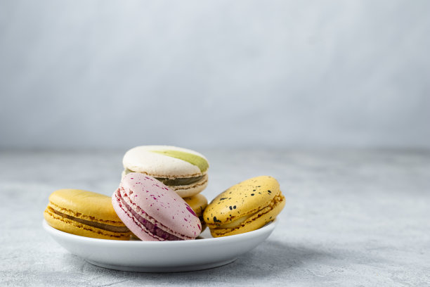 白色盘子里有彩色马卡龙图片下载