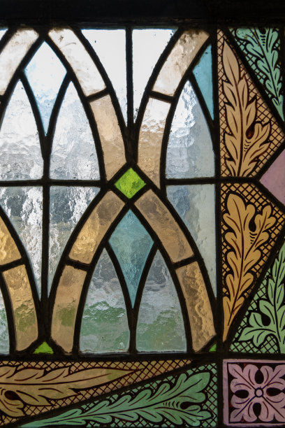 布尔戈斯大教堂的一扇彩色玻璃窗的细节镜头，光线从外面进入。图片下载