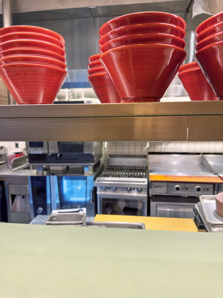 工业厨房里的碗图片下载