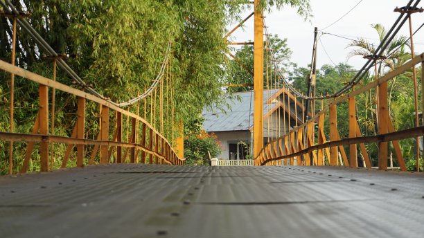Gajah Aye村附近的吊桥图片下载