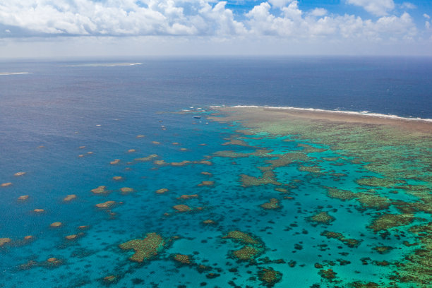 晴朗晴天的大堡礁鸟瞰图图片下载