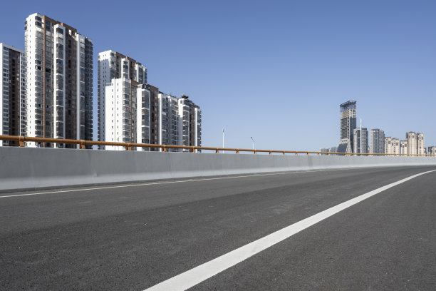 现代城市里空荡荡的高速公路图片下载