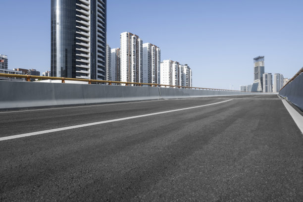 现代城市里空荡荡的高速公路图片下载