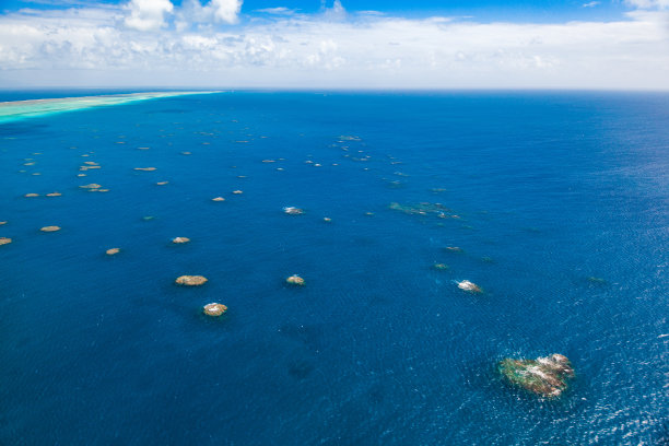 晴朗晴天的大堡礁鸟瞰图图片下载